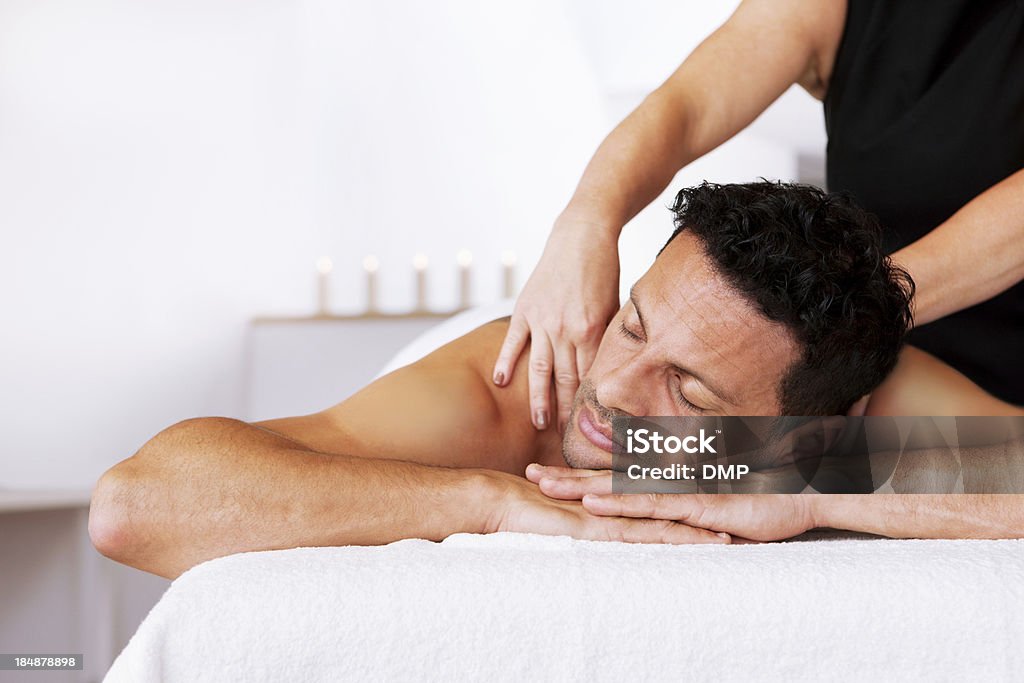 Man erhält eine Rückenmassage - Lizenzfrei Arbeiten Stock-Foto