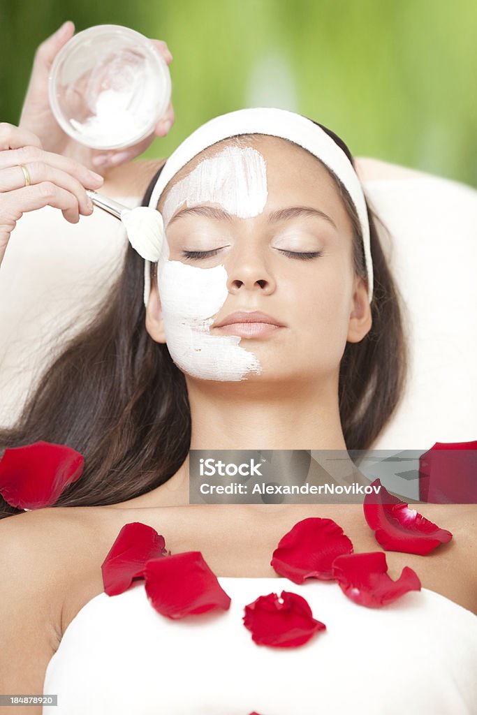 Jovem relaxante Natural de beleza com máscara Moistening aplicado. - Royalty-free Máscara Facial Foto de stock