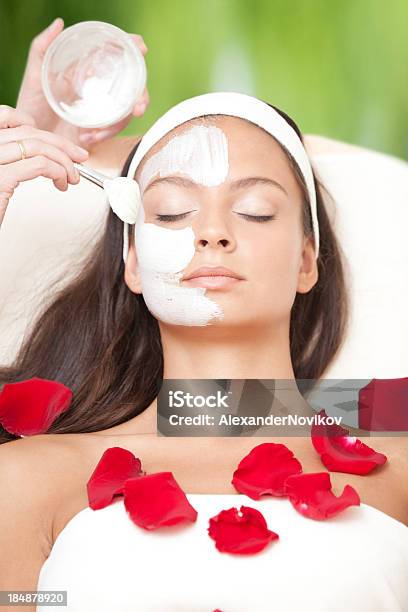 Jovem Relaxante Natural De Beleza Com Máscara Moistening Aplicado - Fotografias de stock e mais imagens de Máscara Facial