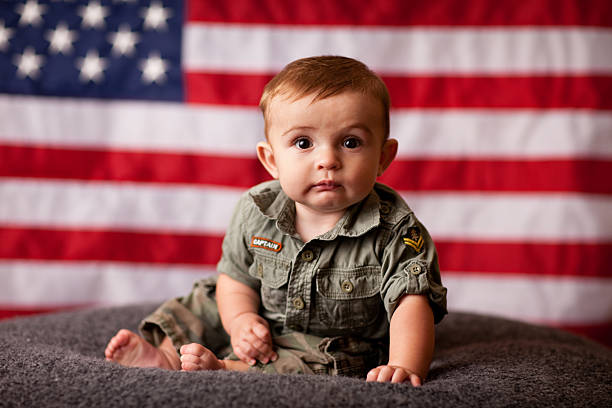 kolorowy obraz patriotic niemowlę chłopiec z amerykańską flagę w tle - baby military armed forces us memorial day zdjęcia i obrazy z banku zdjęć