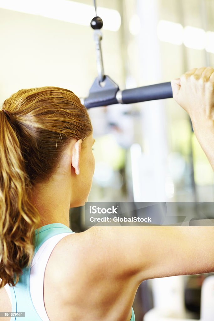 Femme faisant de l'exercice dans notre centre de remise en forme - Photo de Activité libre de droits