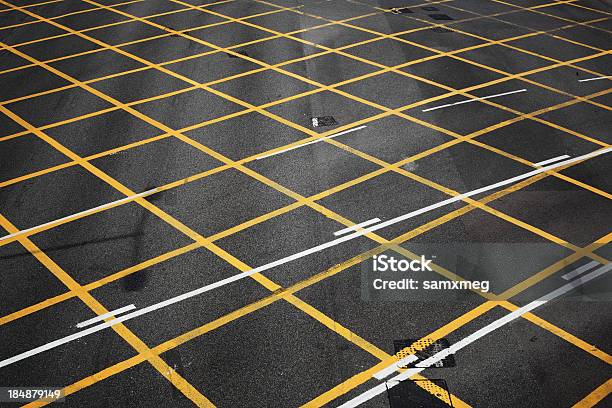 Intersecção - Fotografias de stock e mais imagens de Acessibilidade - Acessibilidade, Amarelo, Barricada - Estrada