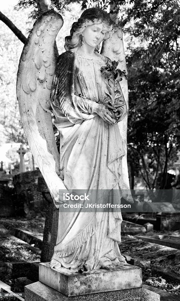 Statue de l'ange dans le vieux cimetière - Photo de Ange libre de droits