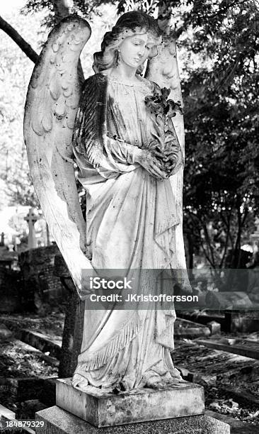 Photo libre de droit de Statue De Lange Dans Le Vieux Cimetière banque d'images et plus d'images libres de droit de Ange - Ange, Arbre, Archange