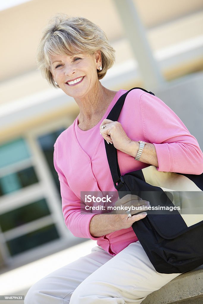 Älterer student im Freien - Lizenzfrei Handtasche Stock-Foto