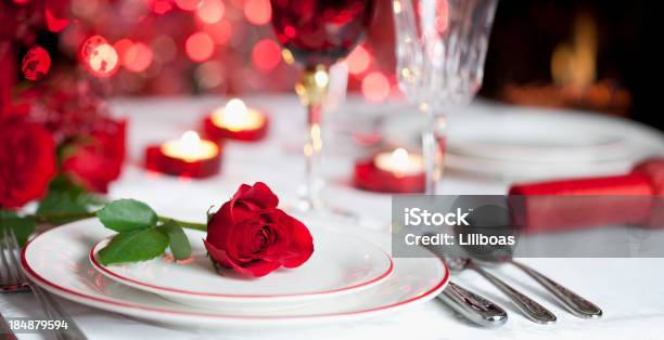 Romantisches Abendessen Stockfoto und mehr Bilder von Valentinstag - Valentinstag, Essen am Tisch, Kamin - Gebäudeteil