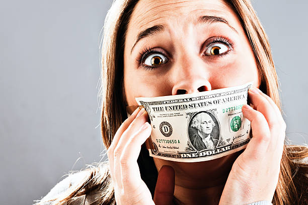 jeune femme panics à être gagged avec billet d'1 dollar américain - currency silence censorship behavior photos et images de collection