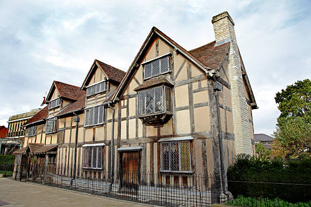 シェイクスピアのコテージ - stratford upon avon william shakespeare england house ストックフォトと画像