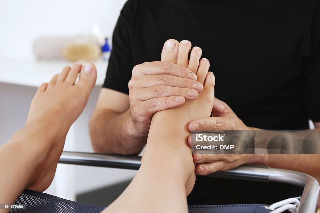 Femme obtenir un Massage des pieds - Photo de Kinésithérapie libre de droits