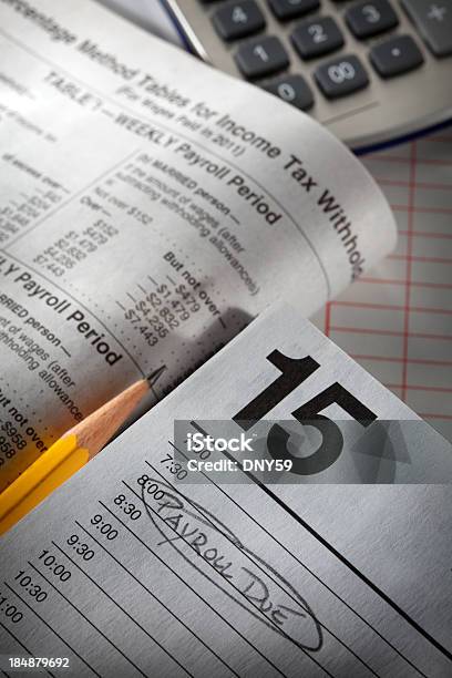 Payday - Fotografias de stock e mais imagens de Calculadora - Calculadora, Calendário, Cifras Financeiras