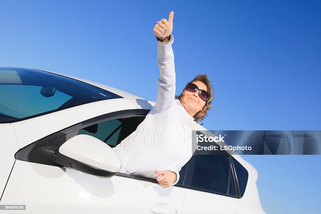 Frau weiße Auto – halb außen gut - Lizenzfrei Attraktive Frau Stock-Foto