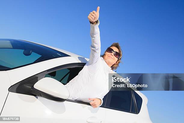 Kobieta Biały Samochódpół Poza Dobrym - zdjęcia stockowe i więcej obrazów Bezpieczeństwo - Bezpieczeństwo, Biały, Dobre samopoczucie