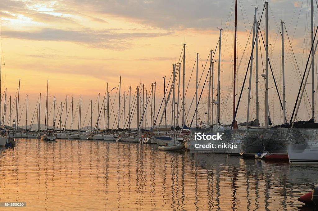Harbor o zachodzie słońca - Zbiór zdjęć royalty-free (Bez ludzi)