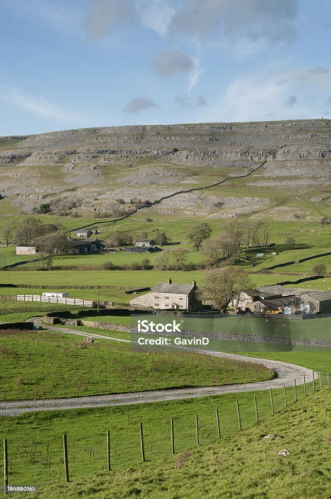 Twistleton Scar e valley no Parque Nacional Yorkshire Dales - Foto de stock de Agricultura royalty-free
