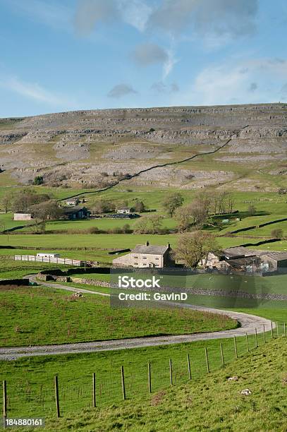 Foto de Twistleton Scar E Valley No Parque Nacional Yorkshire Dales e mais fotos de stock de Agricultura