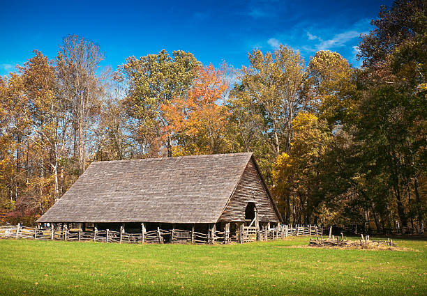 barn ,oconaluftee 、グレートスモーキー山脈国立公園、ノースカロライナ州、アメリカ） - north american tribal culture photography color image horizontal ストックフォトと画像