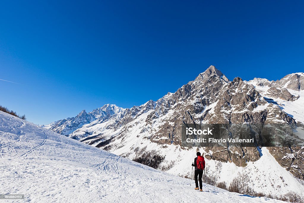 Hiker в Валь Фретка, Валле-д "Аоста - Стоковые фото Val Ferret роялти-фри