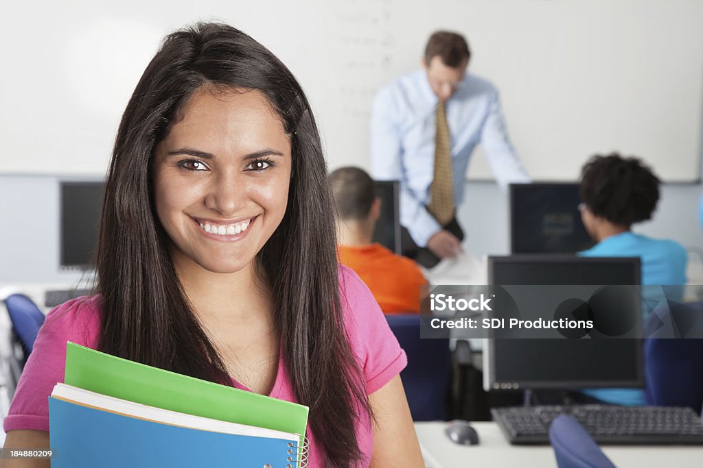 Aluna feliz a no seu laboratório de informática da sala de aulas - Royalty-free Acontecimentos da Vida Foto de stock