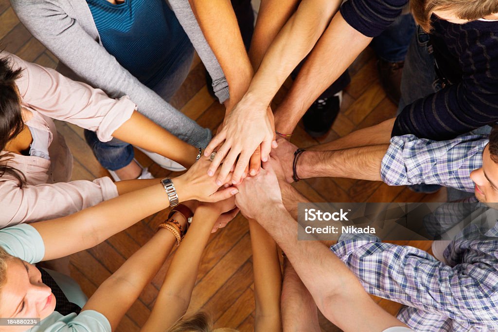 Groupe de personnes avec leurs mains dans le centre - Photo de Mains jointes libre de droits