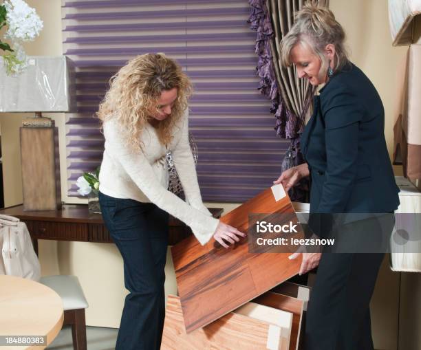 Duas Mulheres A Olhar Para O Chão Amostras - Fotografias de stock e mais imagens de Chão - Chão, Comércio - Ocupação, Amostra de Tecido - Têxtil