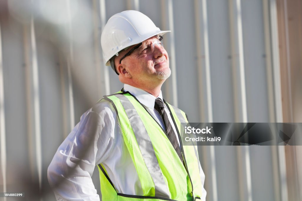 Ingenieur mit Bauarbeiterhelm auf industrial Center - Lizenzfrei 50-54 Jahre Stock-Foto