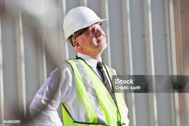 Ingenieur Mit Bauarbeiterhelm Auf Industrial Center Stockfoto und mehr Bilder von 50-54 Jahre