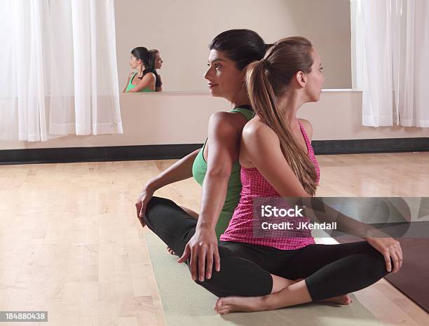 Due Donne Praticare Yoga - Fotografie stock e altre immagini di Adulto - Adulto, Beautiful Woman, Bellezza
