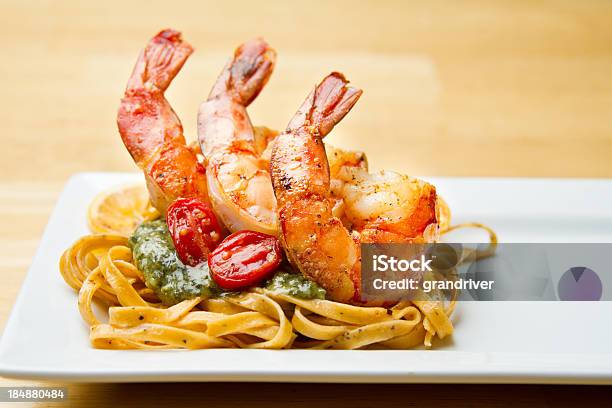 Gamberetto Gigante Sul Letto Di Pasta Al Pesto E - Fotografie stock e altre immagini di Alla griglia - Alla griglia, Arrosto - Cibo cotto, Cibi e bevande