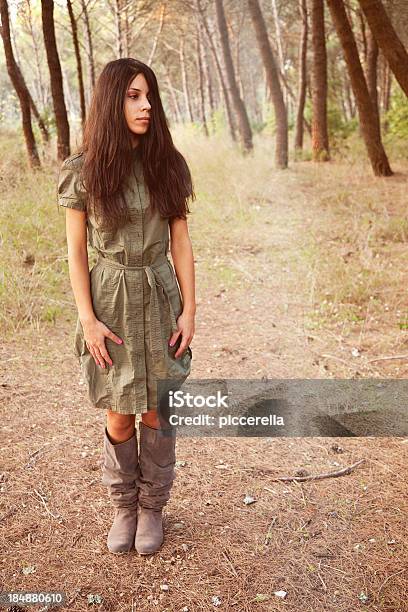 Weirdo In Legno - Fotografie stock e altre immagini di 20-24 anni - 20-24 anni, Adulto, Albero