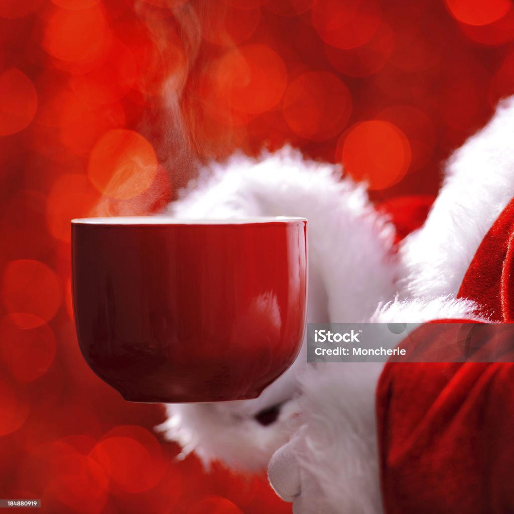 Santa sosteniendo una taza de bebida caliente - Foto de stock de Navidad libre de derechos
