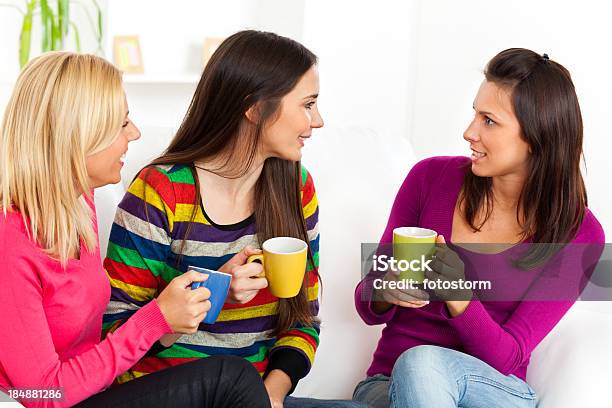 Amigos Hablando Y Bebiendo Café Juntos Foto de stock y más banco de imágenes de Café - Bebida - Café - Bebida, Interior de la casa, Mujeres