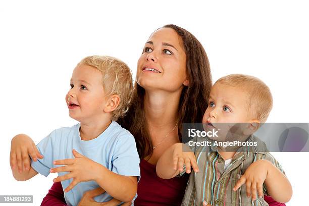 Madre Con Due Bambini - Fotografie stock e altre immagini di Famiglia - Famiglia, Occhiata laterale, Ritratto