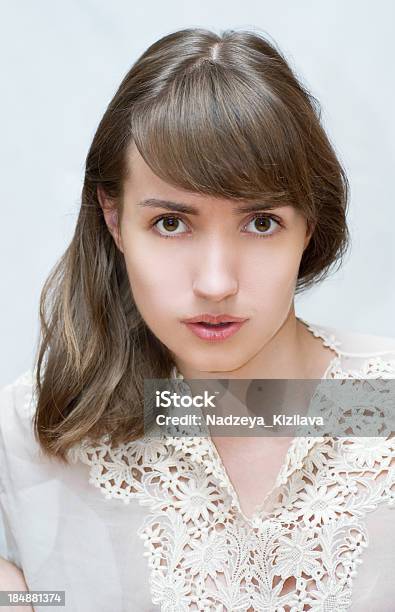 Junge Weibliche Porträt Stockfoto und mehr Bilder von Attraktive Frau - Attraktive Frau, Blick in die Kamera, Braune Augen