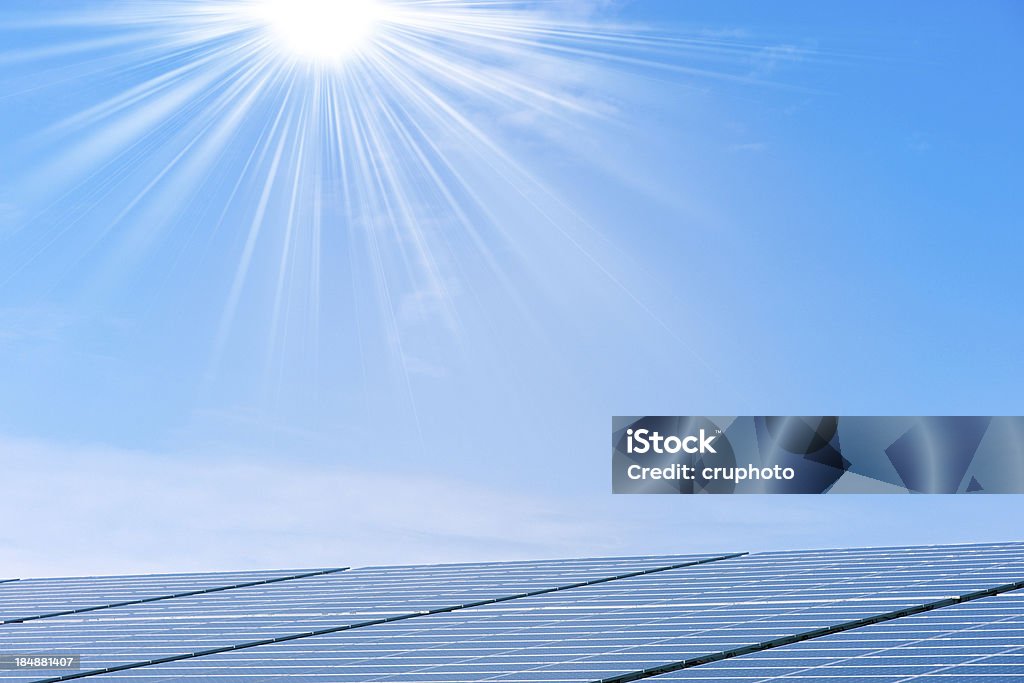 Solarkollektoren gegen einen sonnigen Himmel mit vielen copyspace - Lizenzfrei Sonnenkollektor Stock-Foto
