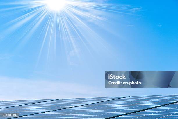 Solarkollektoren Gegen Einen Sonnigen Himmel Mit Vielen Copyspace Stockfoto und mehr Bilder von Sonnenkollektor