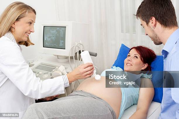 Mulher Grávida Com Um Ultrasons - Fotografias de stock e mais imagens de 30-34 Anos - 30-34 Anos, 35-39 Anos, Adulto