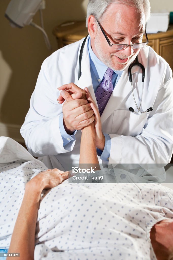 Médecin parlant avec le patient - Photo de Docteur libre de droits