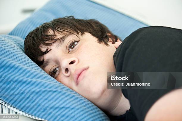 Pensativo Criança - Fotografias de stock e mais imagens de 12-13 Anos - 12-13 Anos, Meninos Adolescentes, Cama