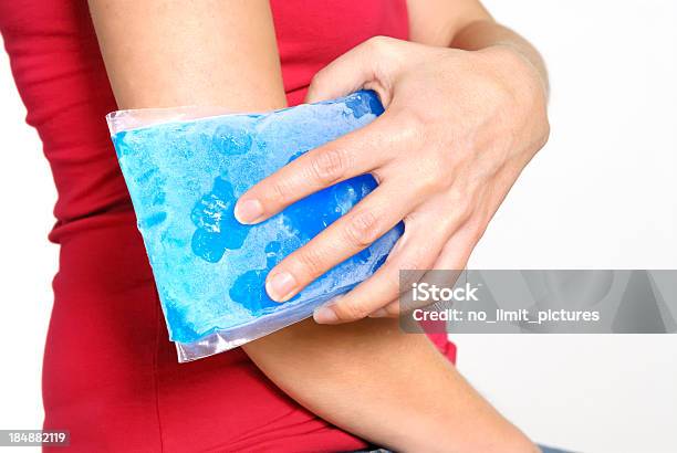 冷凍ジェルパックに開催された肘の痛み - 氷枕のストックフォトや画像を多数ご用意 - 氷枕, 冷たい, 負傷