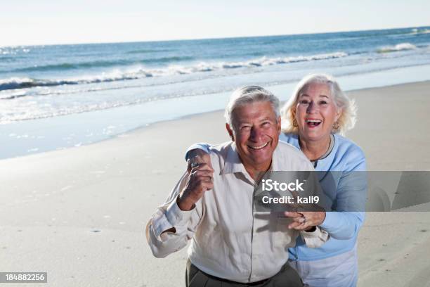 Photo libre de droit de Couple Senior Rire Sur La Plage banque d'images et plus d'images libres de droit de 65-69 ans - 65-69 ans, Adulte, Affectueux