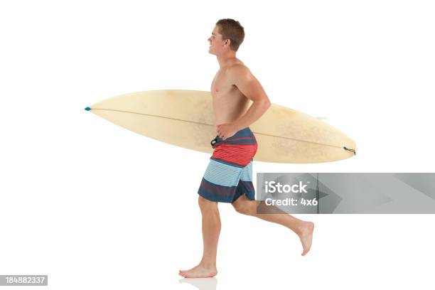 Foto de Homem Carregando Uma Prancha De Surfe e mais fotos de stock de Surfe - Surfe, Fundo Branco, Homens
