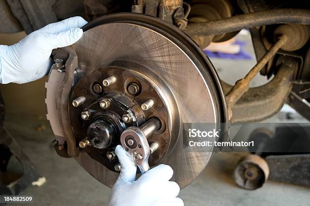 Meccanico Freno Lavoro - Fotografie stock e altre immagini di Freno - Freno, Automobile, Riparare