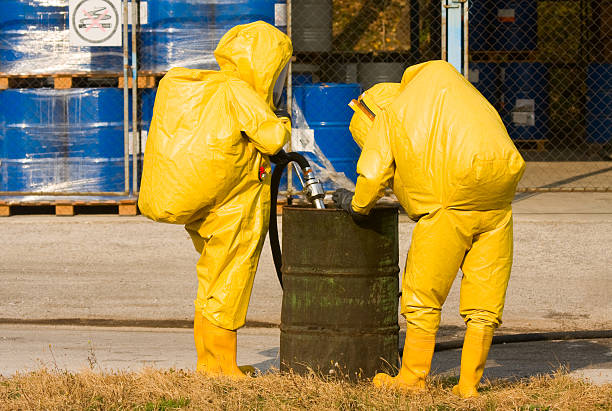 recolha de material perigoso - radiation protection suit toxic waste protective suit cleaning - fotografias e filmes do acervo