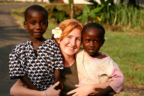 teen avec enfants africains américains - flower single flower black white photos et images de collection