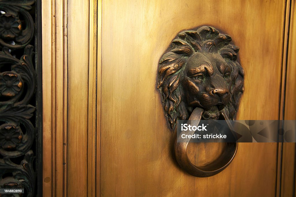 Tête de Lion en bronze de portes avec des heurtoirs cadre détail - Photo de Acier libre de droits
