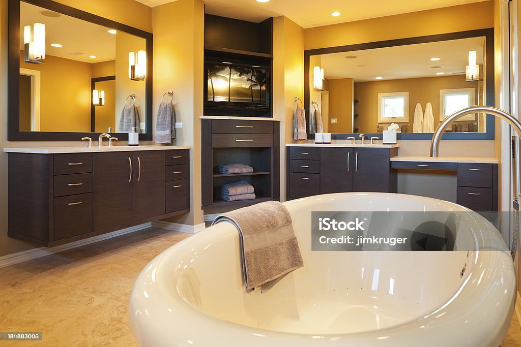 Custom baño principal con bañera con jacuzzi. - Foto de stock de Baño en suite libre de derechos