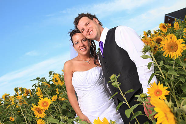 merveilleux mariage de tournesol - adult beautiful wedding bride photos et images de collection