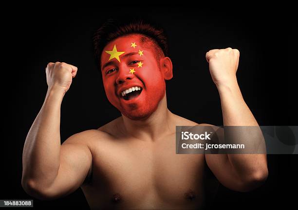 Tifo Uomo Con Bandiera Della Cina - Fotografie stock e altre immagini di Adulto - Adulto, Allegro, Asiatico sudorientale