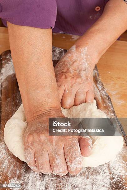 Frau Dehnen Teig Stockfoto und mehr Bilder von Backen - Backen, Braun, Dehnen