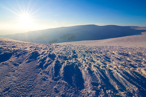 montanhas de inverno paisagem. - dragobrat imagens e fotografias de stock